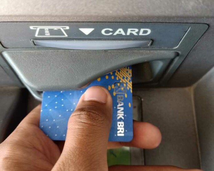 Masukkan kartu ATM.